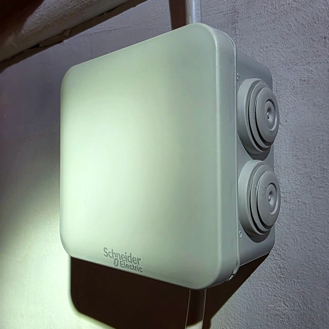Boîte de dérivation IP55 fixée sur un mur à Bougival