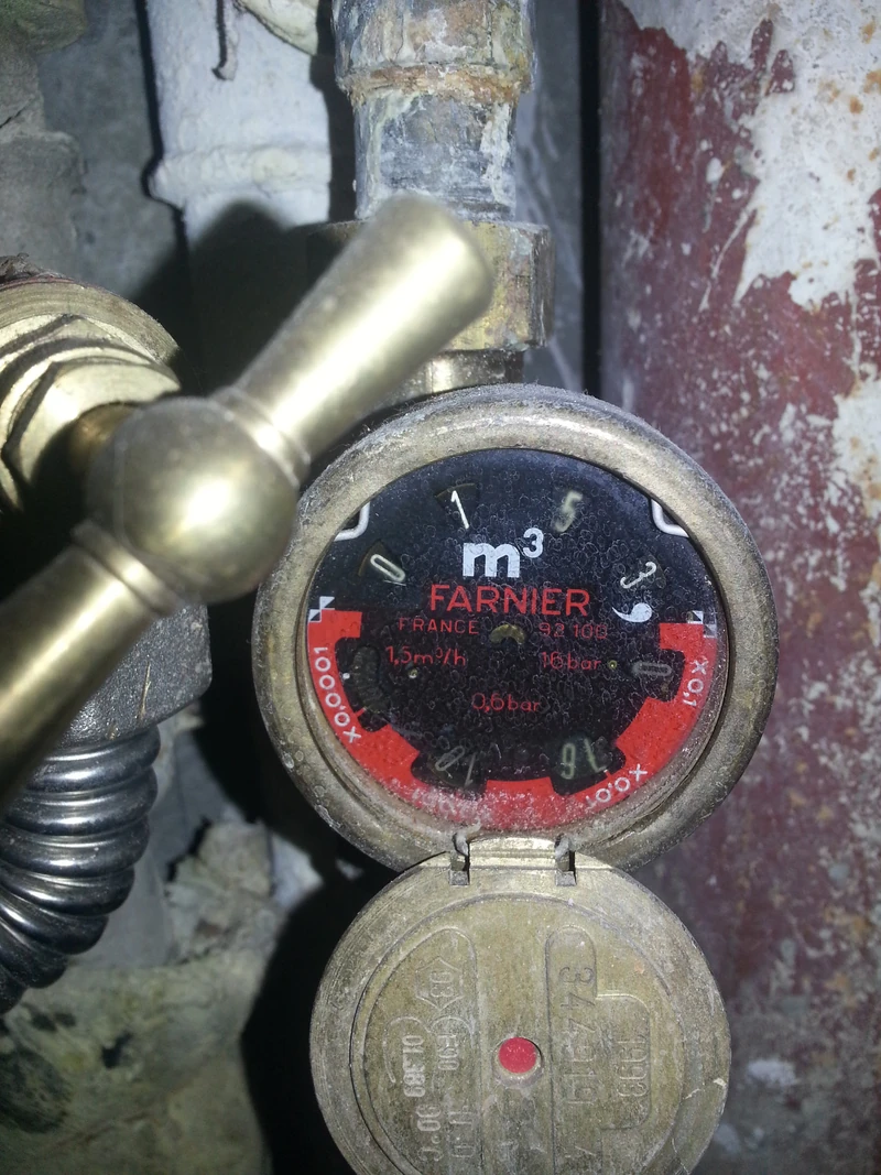 Compteur d’eau qui tourne tout fermé : fuite ?