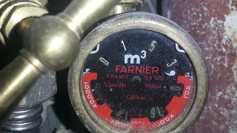 Compteur d’eau qui tourne tout fermé : fuite ?