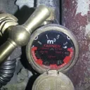 Compteur d’eau qui tourne tout fermé : fuite ?