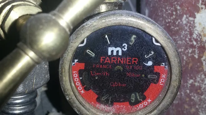 Compteur d’eau qui tourne tout fermé : fuite ?