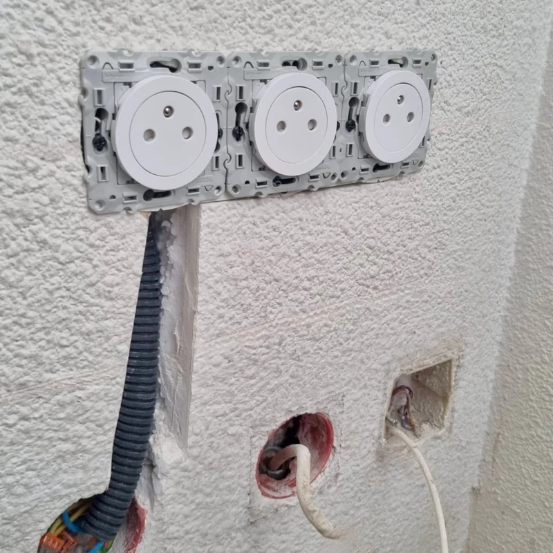 Poser prise électrique mur en pierre