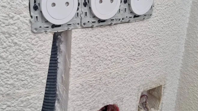 Poser prise électrique mur en pierre : méthode propre