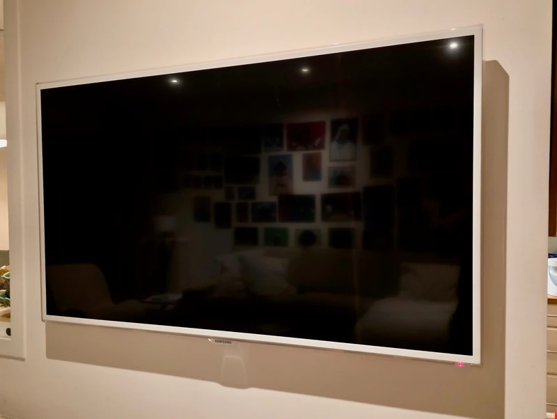 Cacher fil TV mur sans saignée : solutions propres