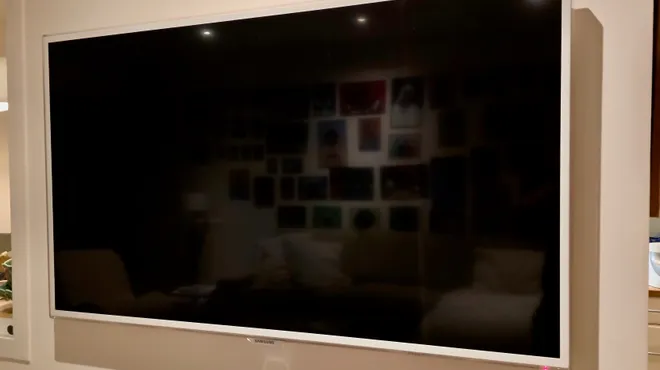 Cacher fil TV mur sans saignée : solutions propres