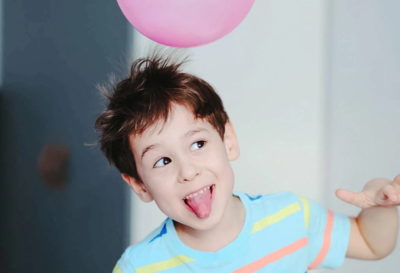 Expériences d’électricité statique pour enfants