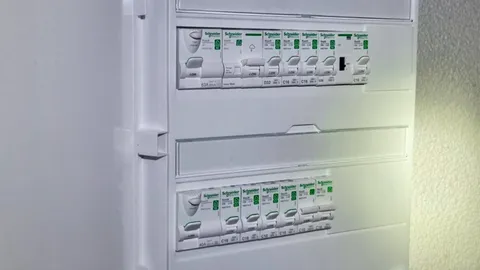 Legrand vs Schneider Electric : comparatif d'un électricien