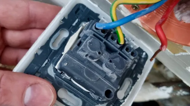 Prise électrique qui grésille danger : que faire ?