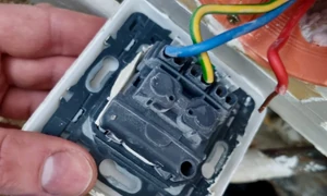 Prise électrique qui grésille danger : que faire ?