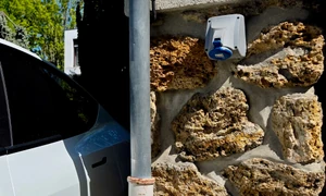 Recharger une Tesla sur prise domestique : risques et durée