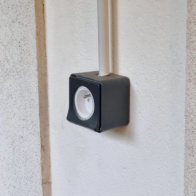 Prise Schneider Mureva Styl posée sur un mur extérieur