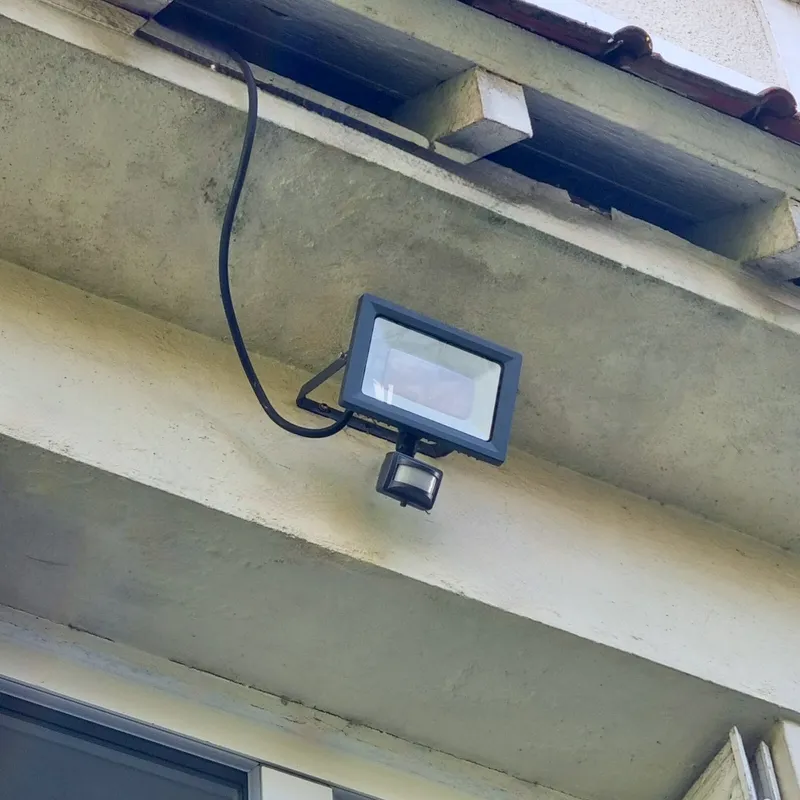 Éclairage extérieur : 230 V ou 12 V, détecteur et interrupteur