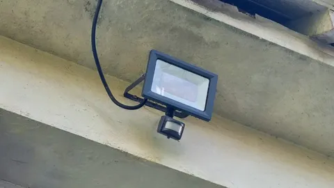 Éclairage extérieur avec détecteur et interrupteur