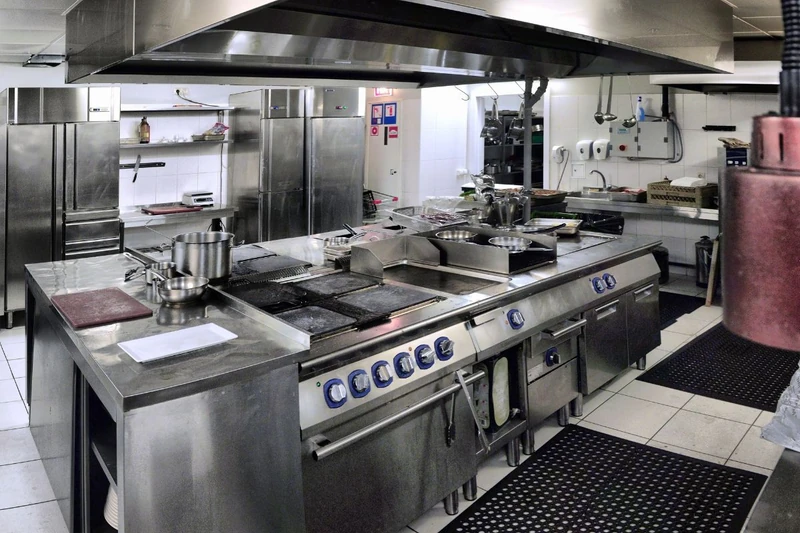 Hotte de cuisine pleine de graisse : nettoyage et risque incendie