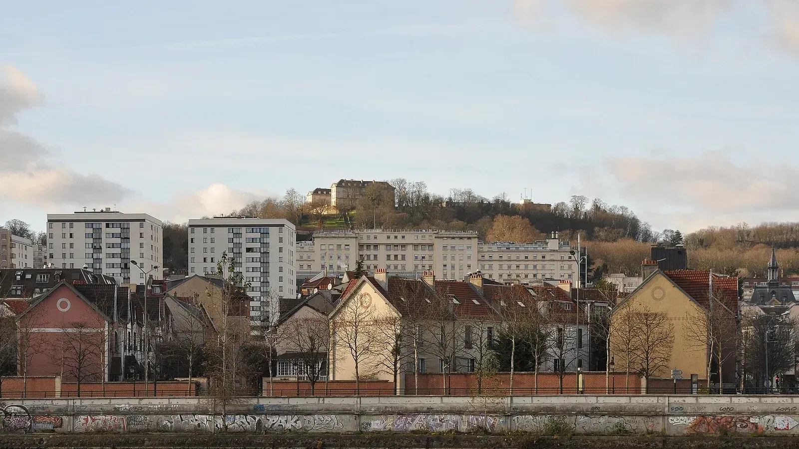 Vue de Suresnes depuis les berges de la Seine