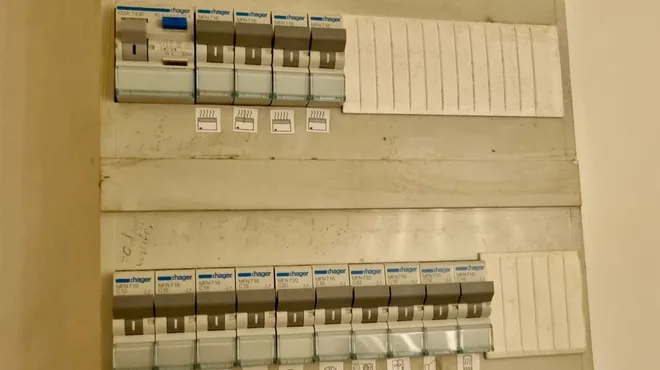 Rachat maison années 70 : 12 pièges électriques