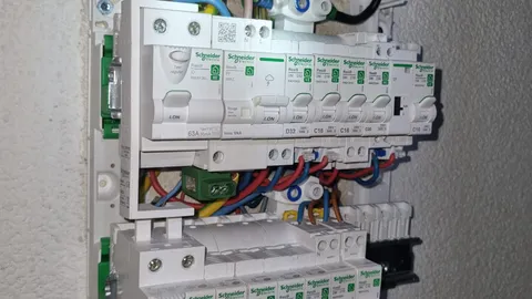 Comment choisir son électricien : critères et pièges