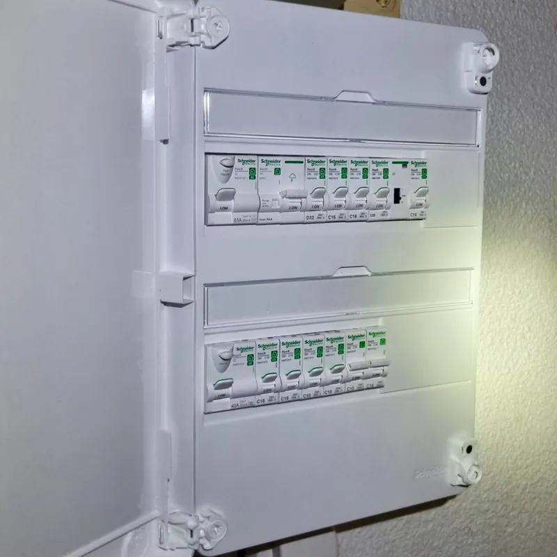 Tableau électrique connecté : Schneider ou Legrand