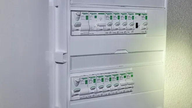 Tableau électrique connecté : Schneider ou Legrand