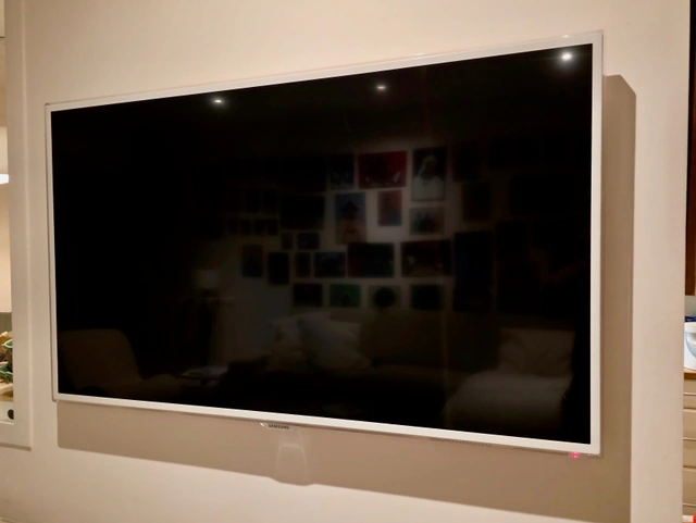 Télévision murale raccordée sans fils visibles