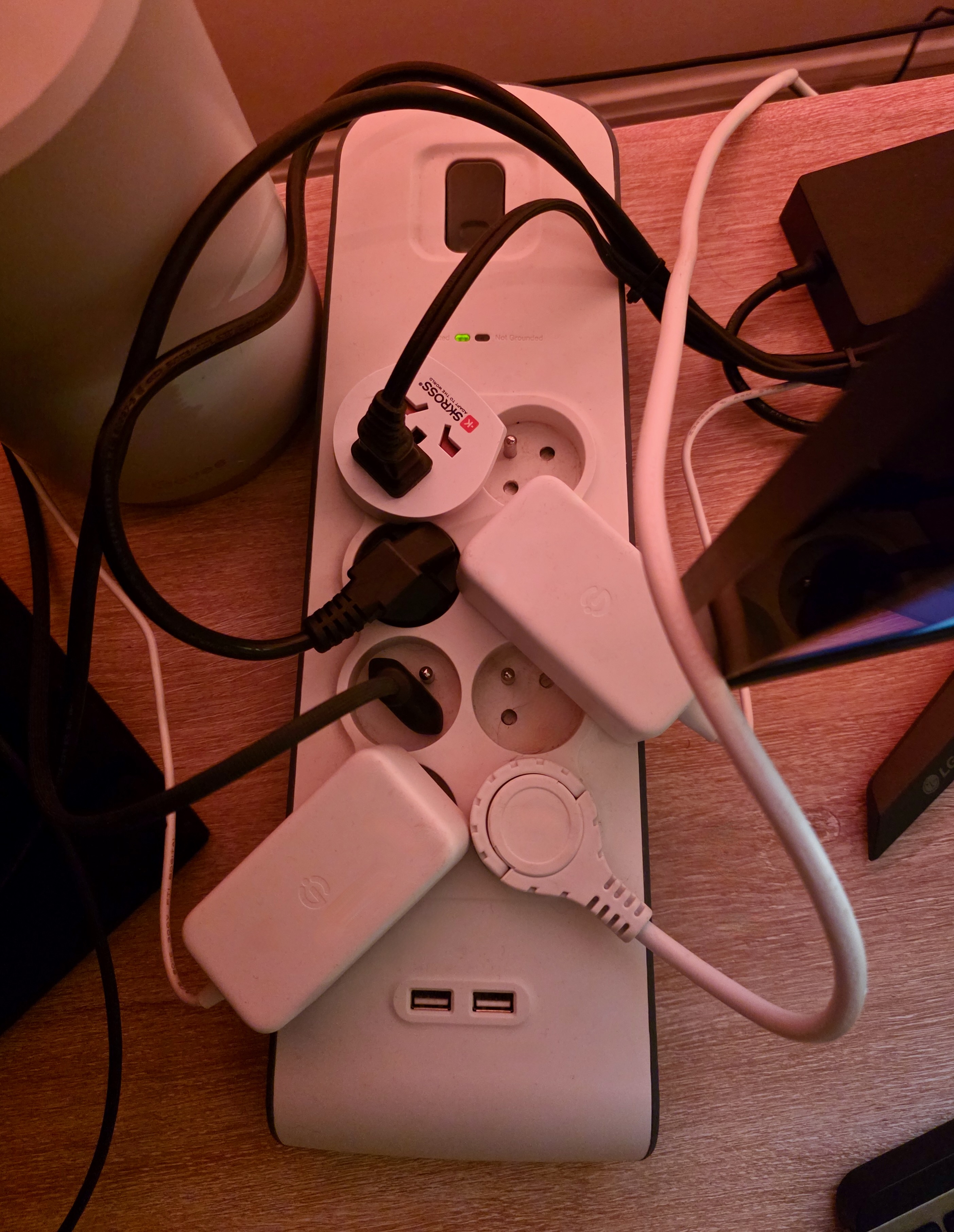 Multiprise Belkin 6 prises parafoudre Type 3 avec ports USB — appareils sensibles