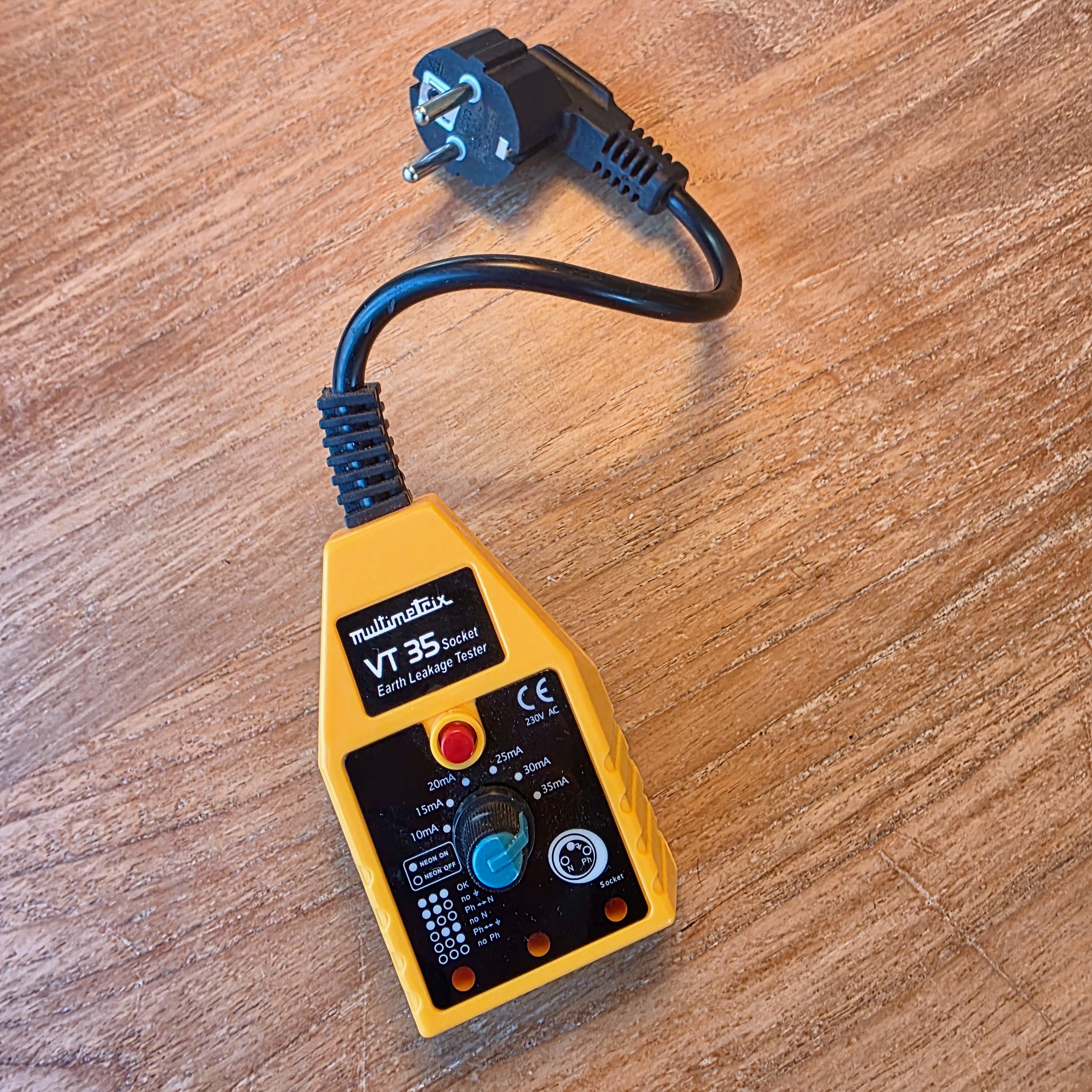 Testeur de prise Multimetrix VT35 complet sur bureau