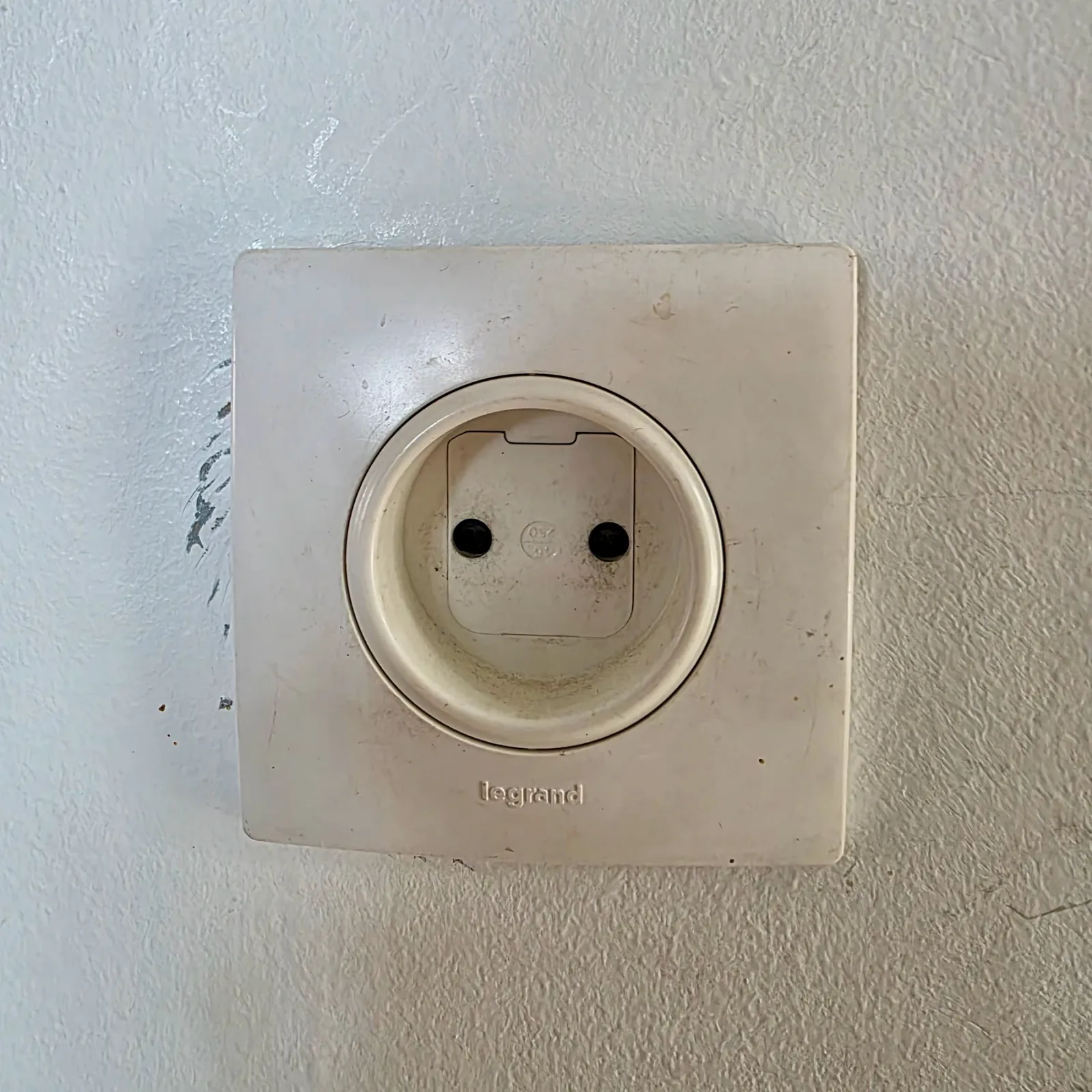 Ancienne prise de courant Legrand sans broche de terre