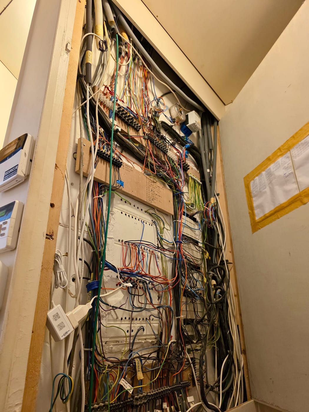 Armoire électrique ancienne ouverte avec des fils apparents