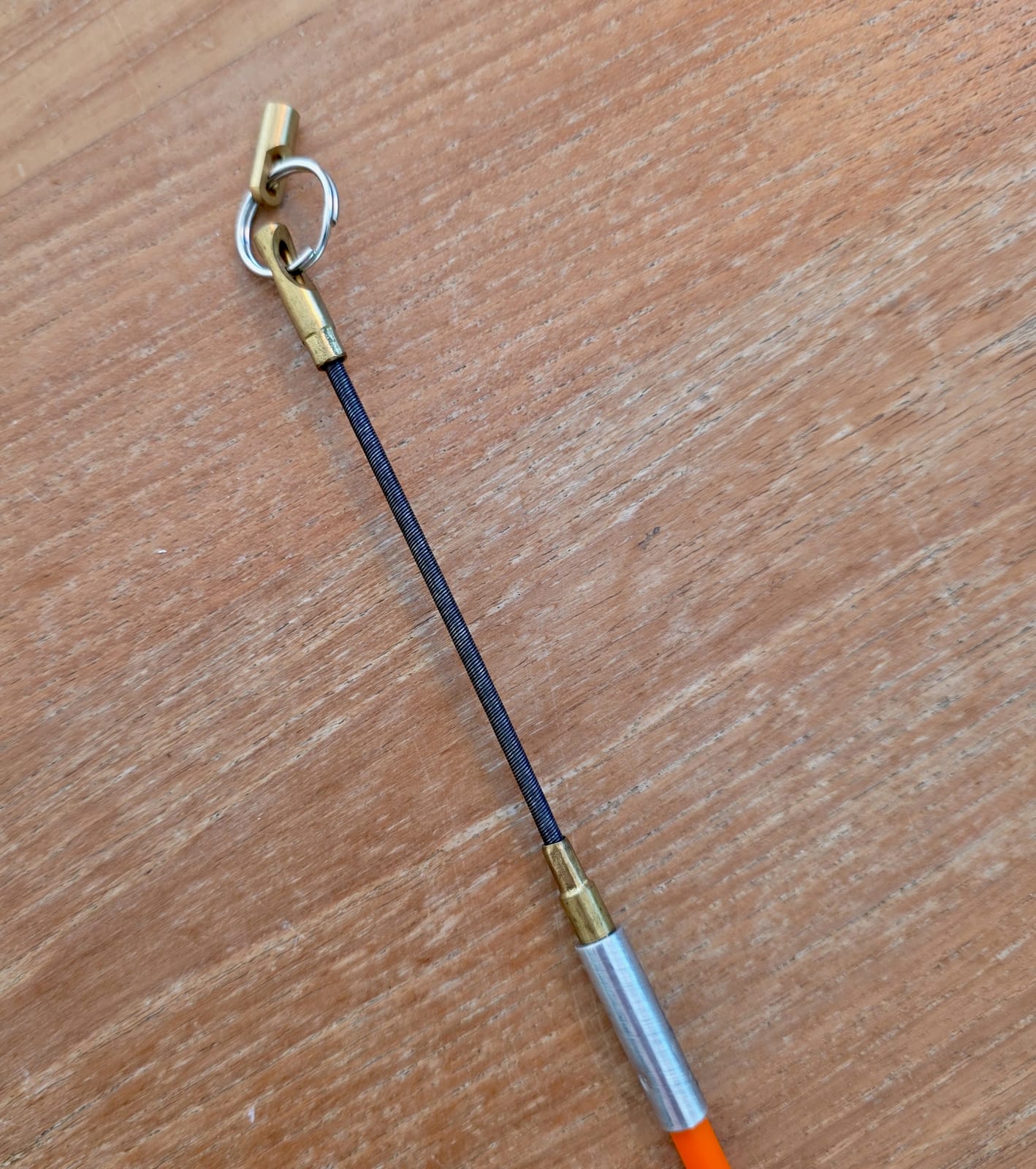 Extrémité d’une baguette Taravello Pro avec son anneau métallique et ses attaches en laiton