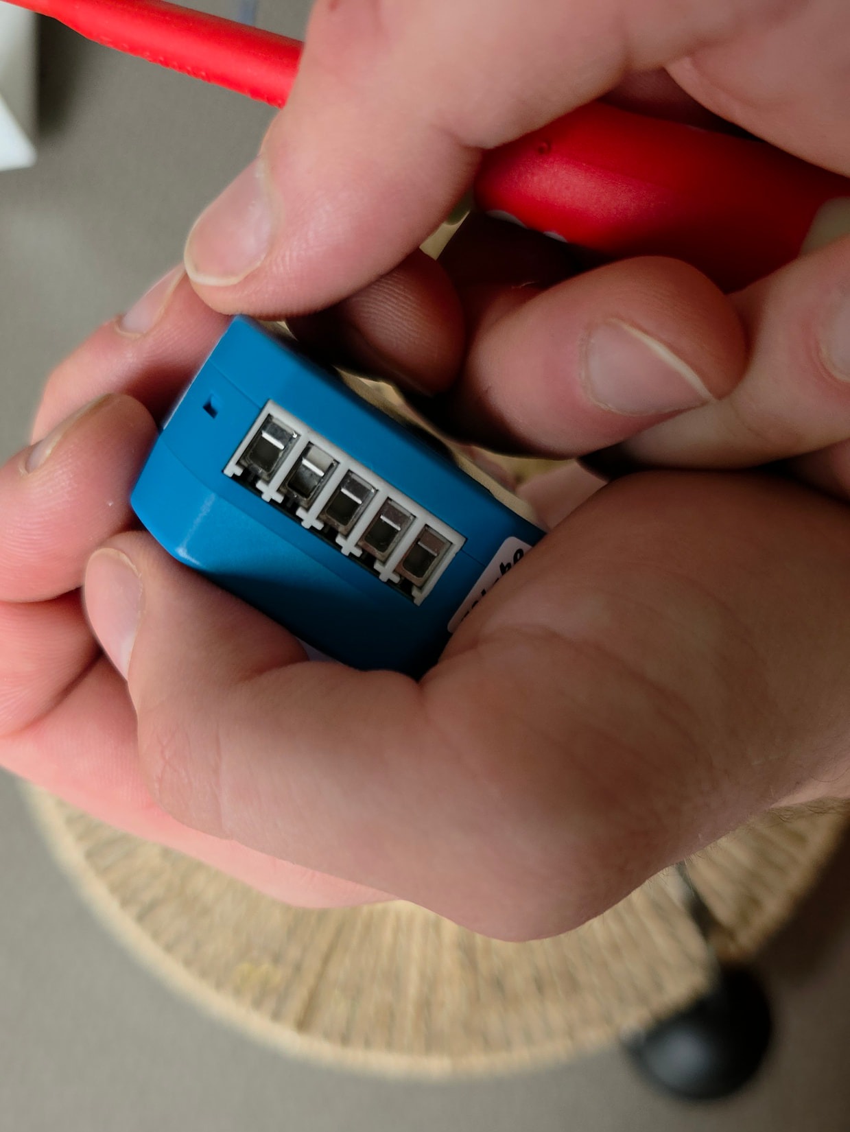 Banc d’essai du micromodule Eltako avec bornes Wago 221 et cordon secteur