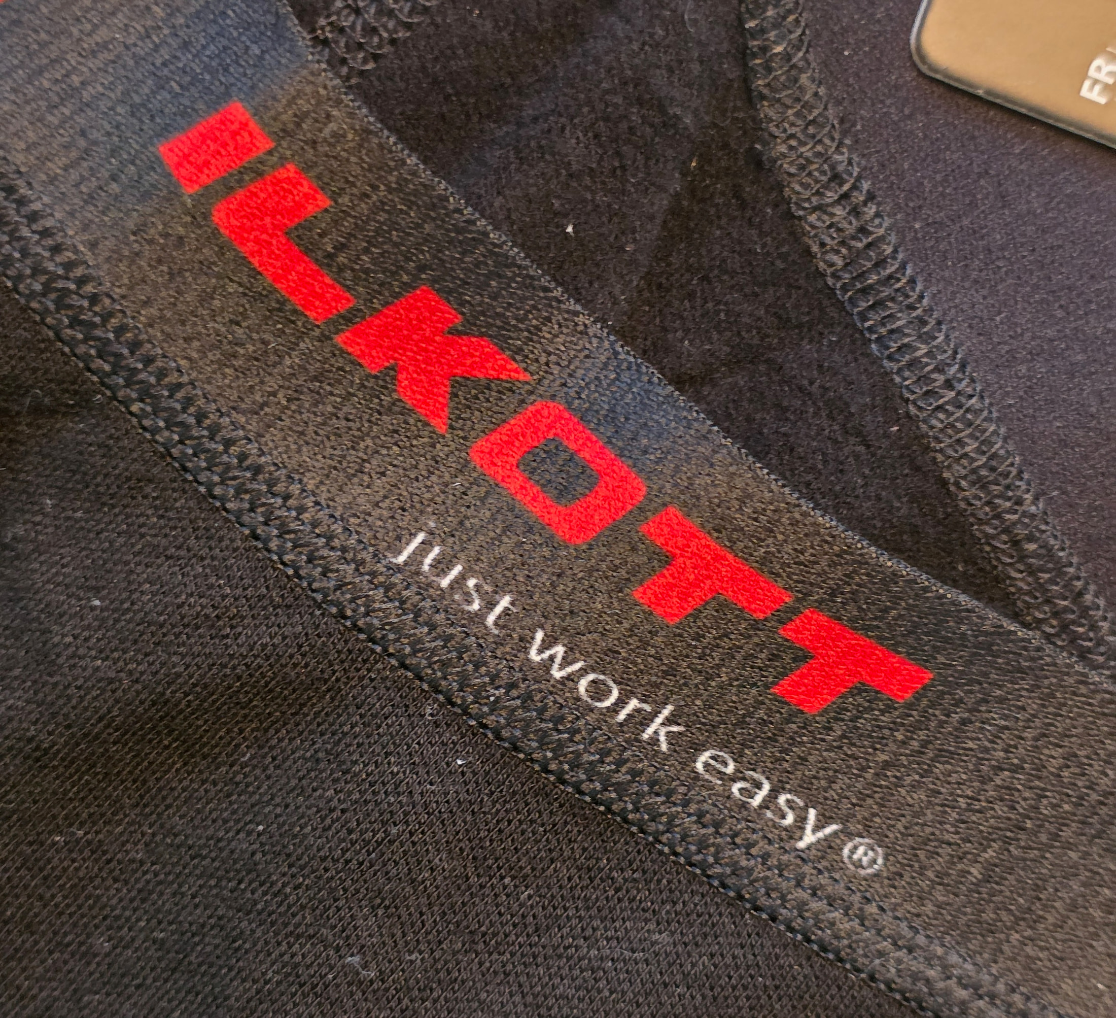 Elastischer Bund der Ilkott-Thermounterhose mit der Aufschrift Just Work Easy
