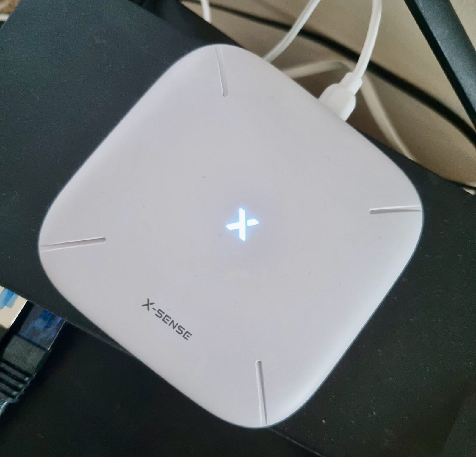 Station de base X-Sense vue de face pour détecteurs connectés