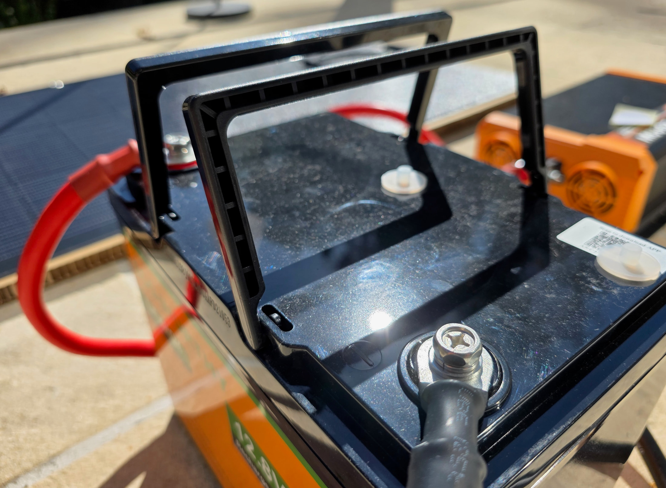 Batterie ECO-WORTHY 12,8 V avec poignée noire et câbles rouge et noir branchés aux bornes