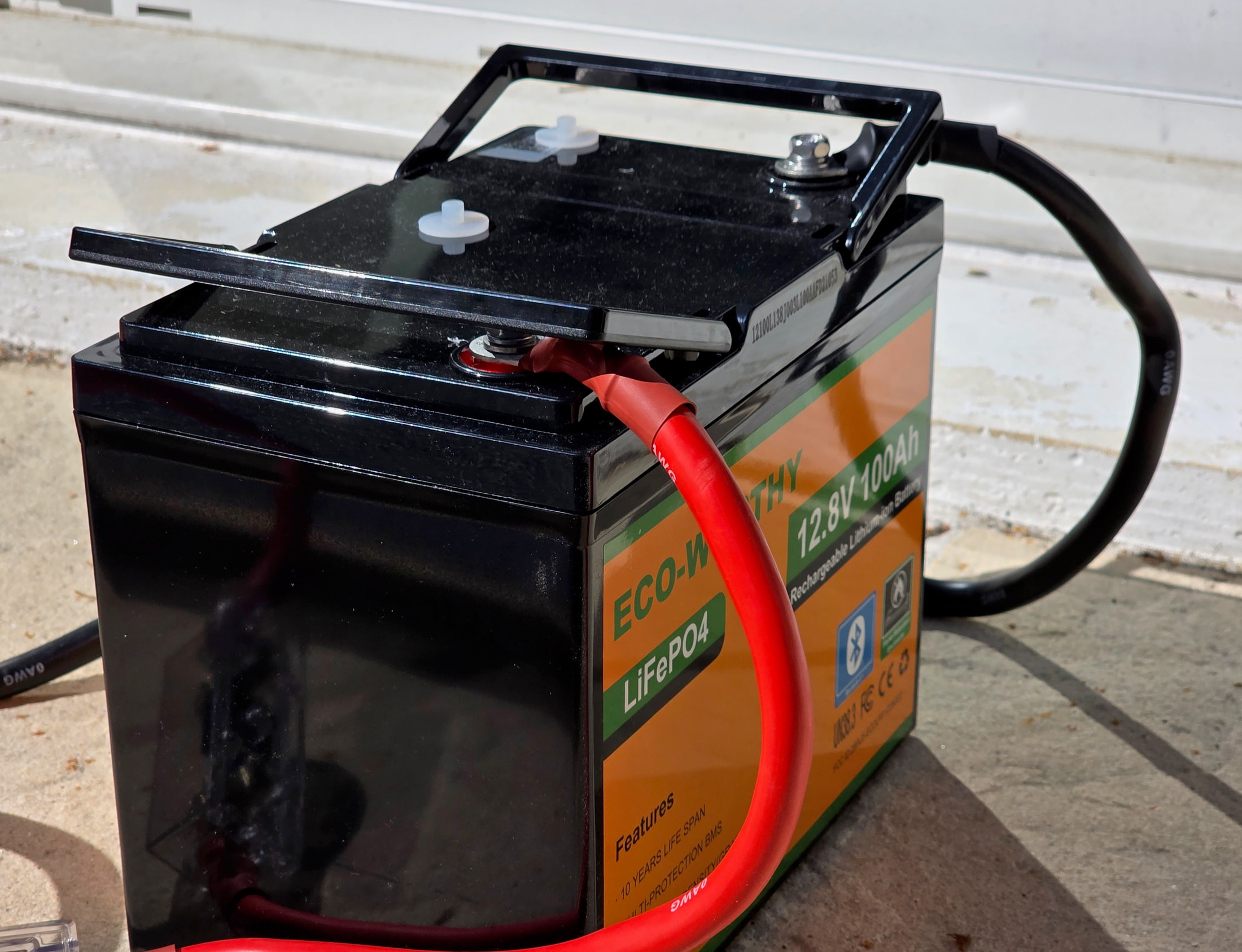 Batterie lithium ECO-WORTHY LiFePO4 12,8 V 100 Ah avec câbles connectés