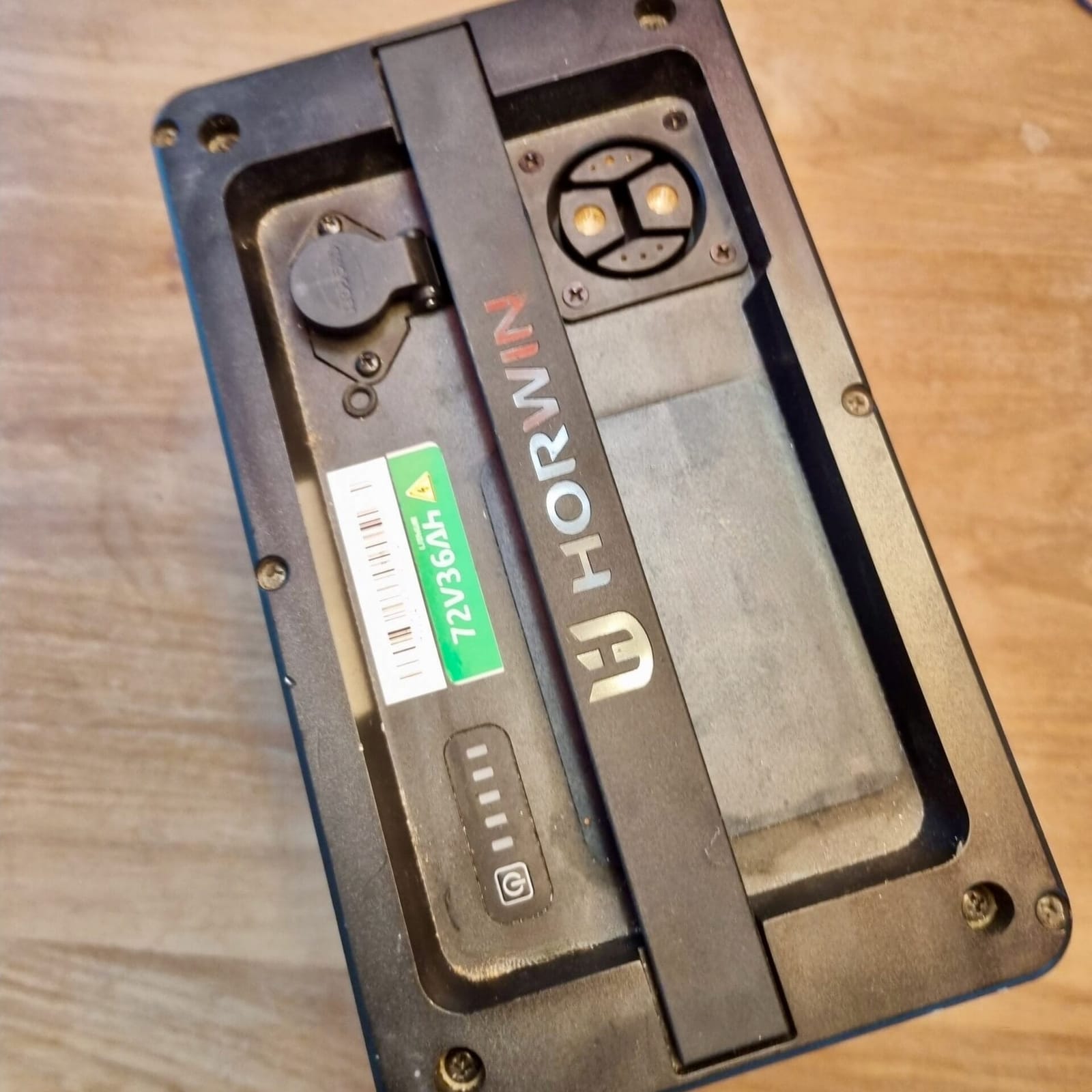 Batterie 72V 36Ah scooter Horwin — vue du dessus et prises de branchement