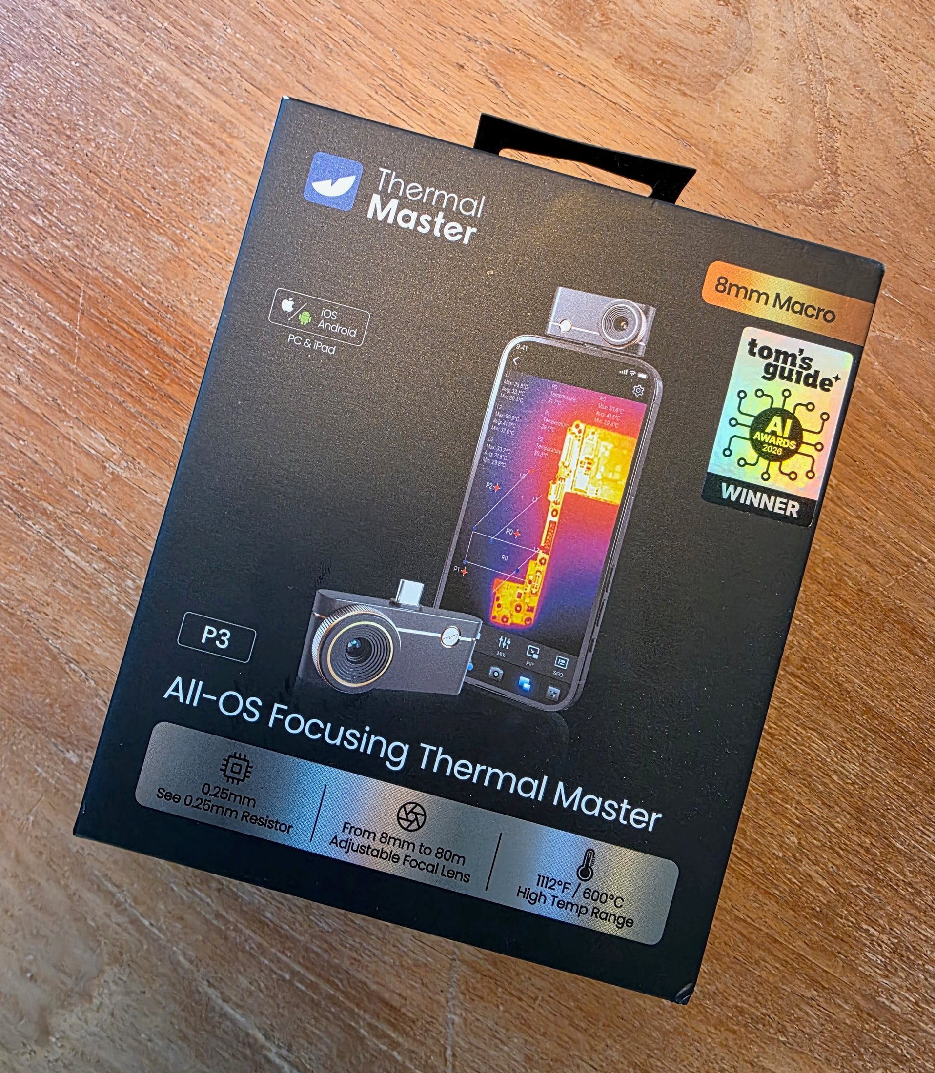 Verpackung der Wärmebildkamera Thermal Master P3, fotografiert auf einem Holztisch