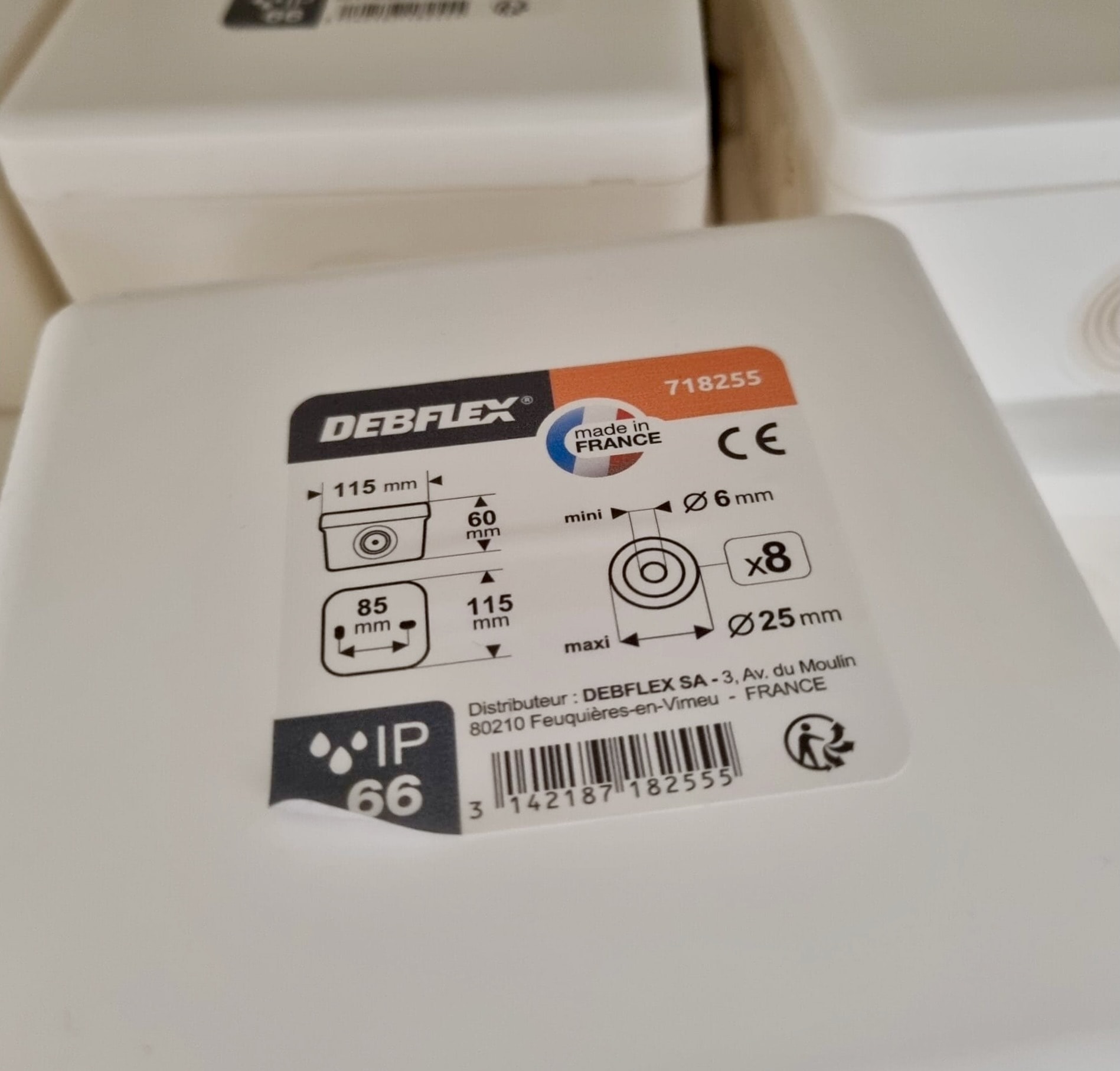 Boîte de dérivation étanche d'extérieur sur un support