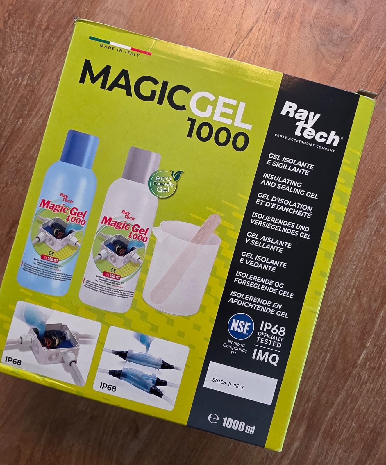 Boîte de Magic Gel 1000 Raytech, gel isolant d’étanchéité IP68 de 1000 ml, posée sur un parquet en bois