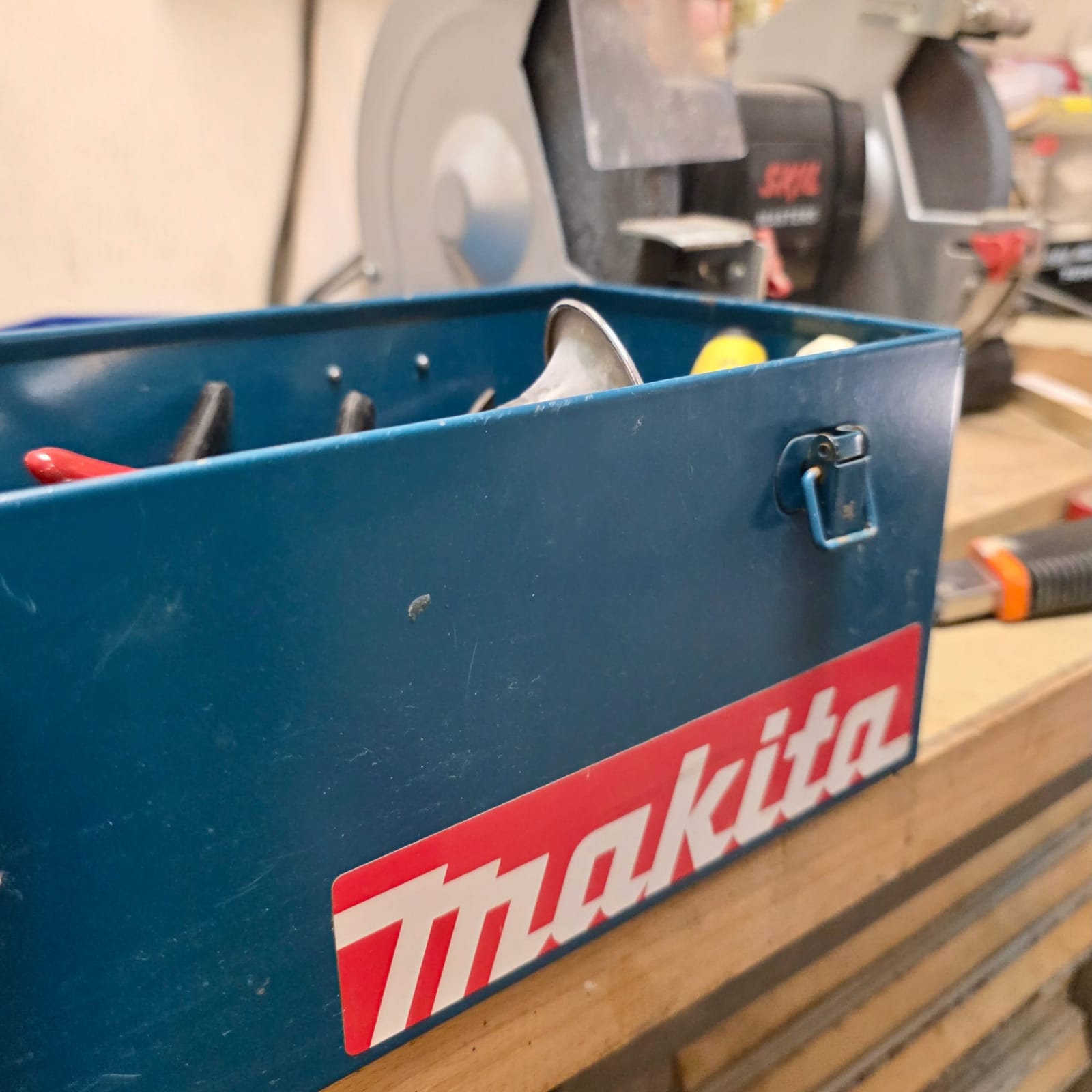Boîte Makita vintage posée sur un bureau