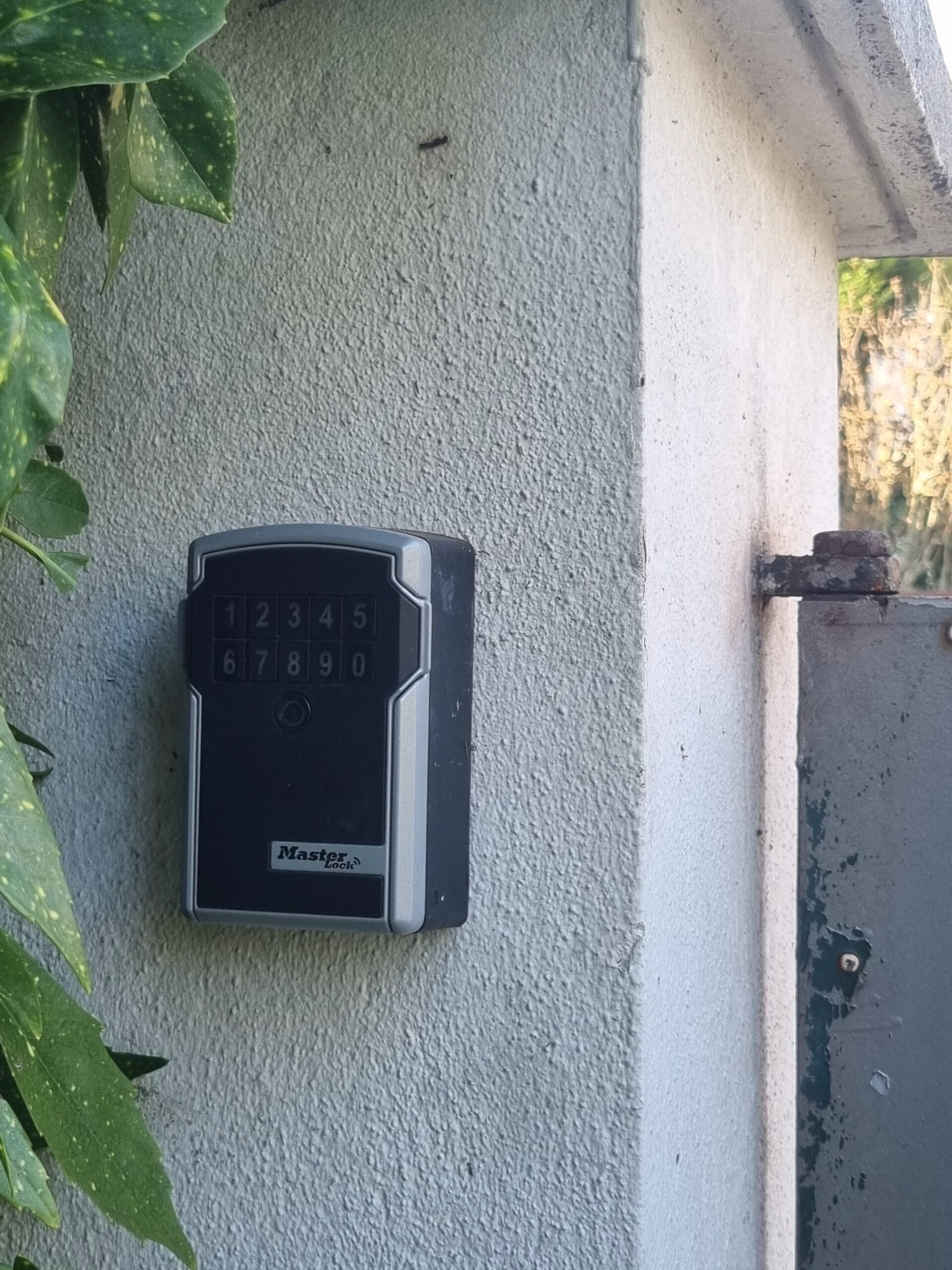 Boîtier à clés Master Lock fixé contre un mur