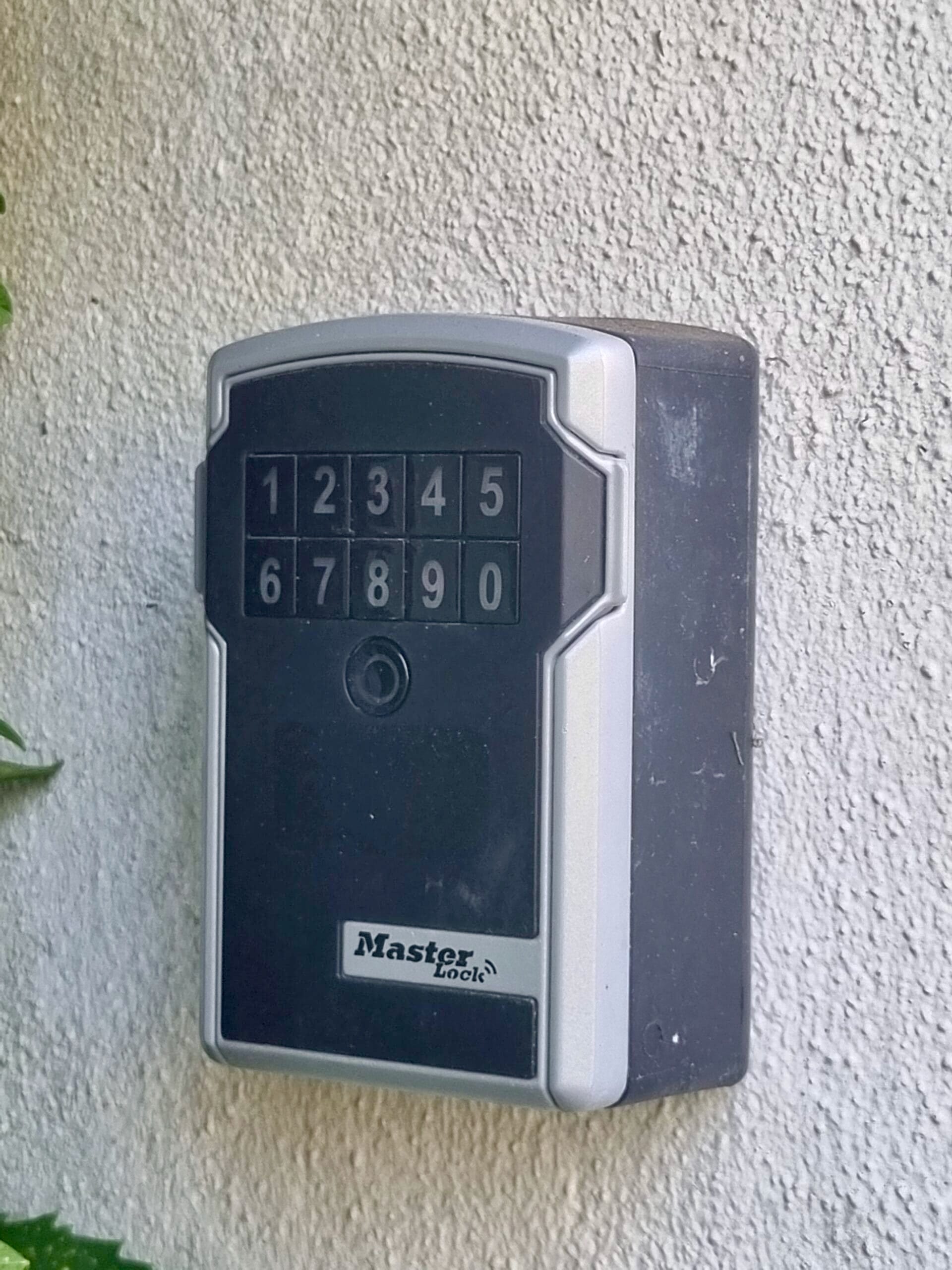 Boîtier Master Lock ouvert avec des clés à l’intérieur