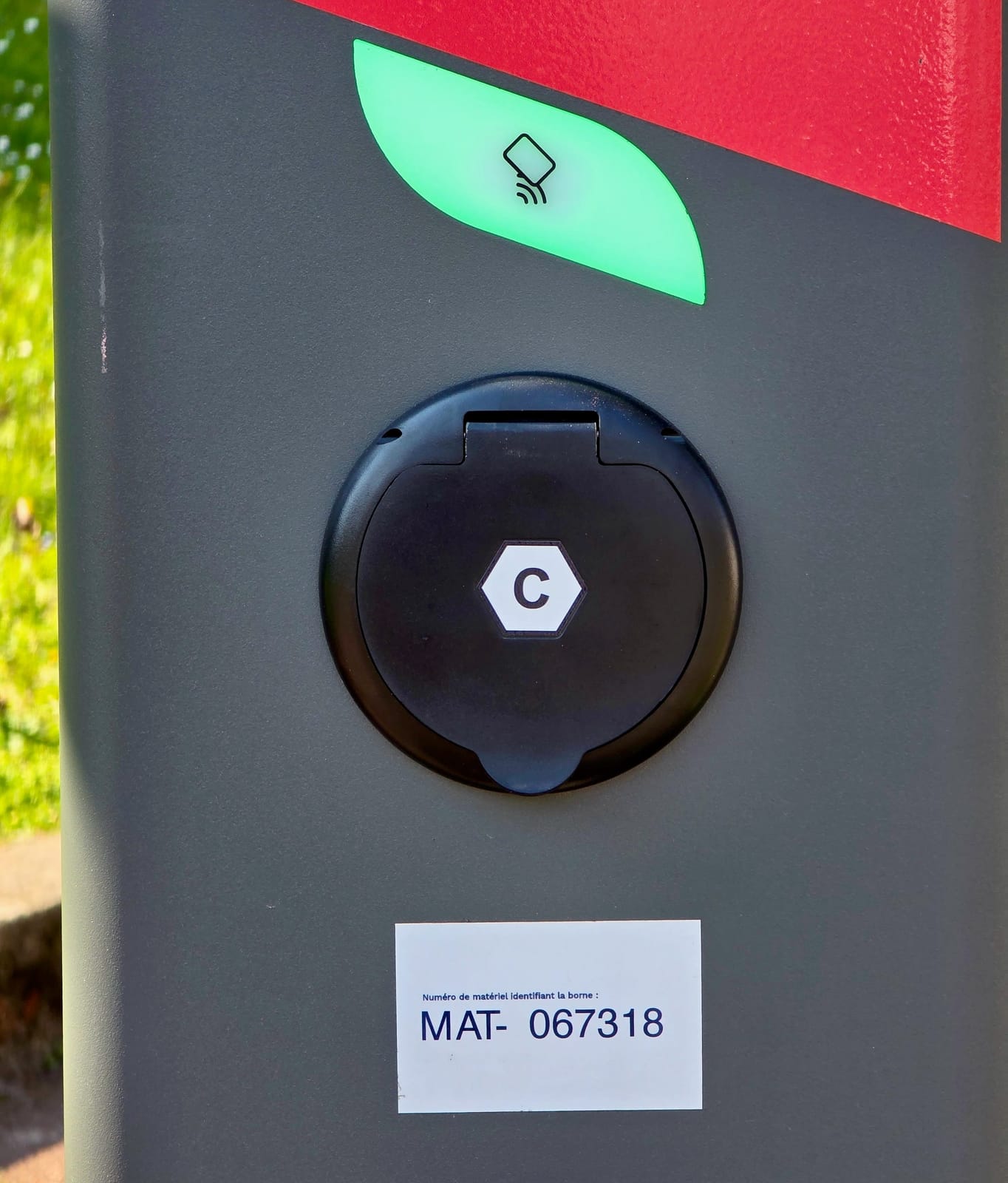 Borne de recharge publique 22 kW — connecteur type 2, place de parking