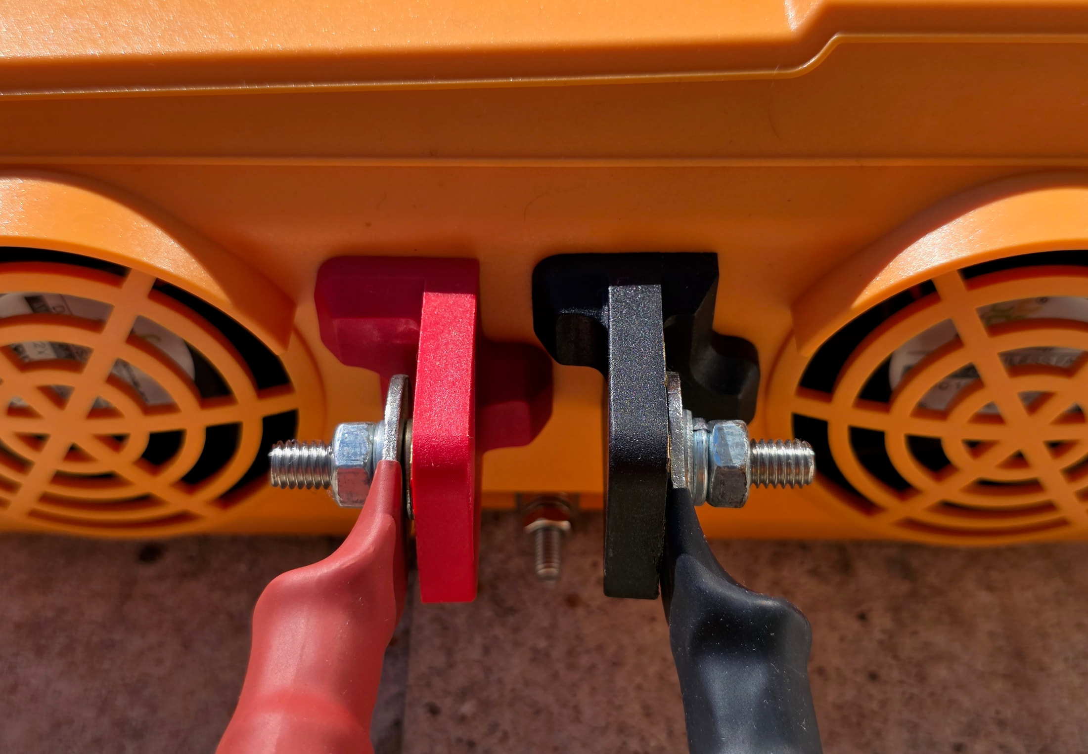 Bornes de connexion rouge et noire de l’onduleur ECO-WORTHY, ventilateurs en arrière-plan