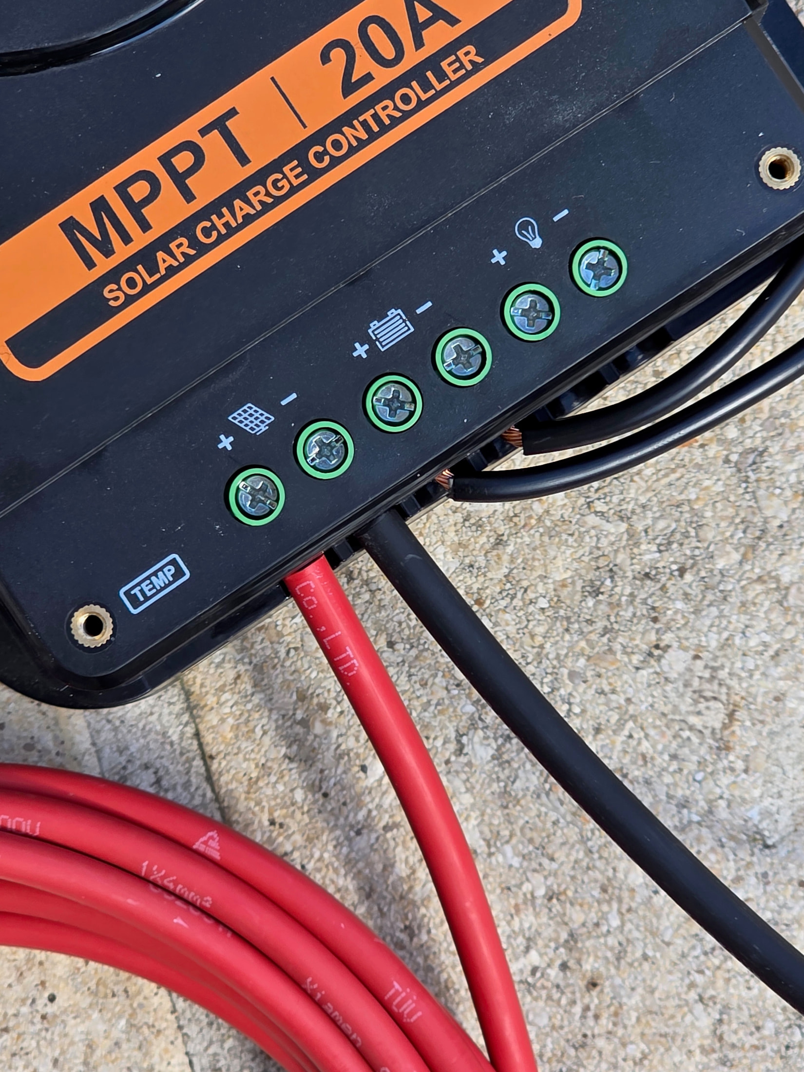 Bornier du régulateur MPPT ECO-WORTHY avec câbles rouge et noir sur les bornes vertes