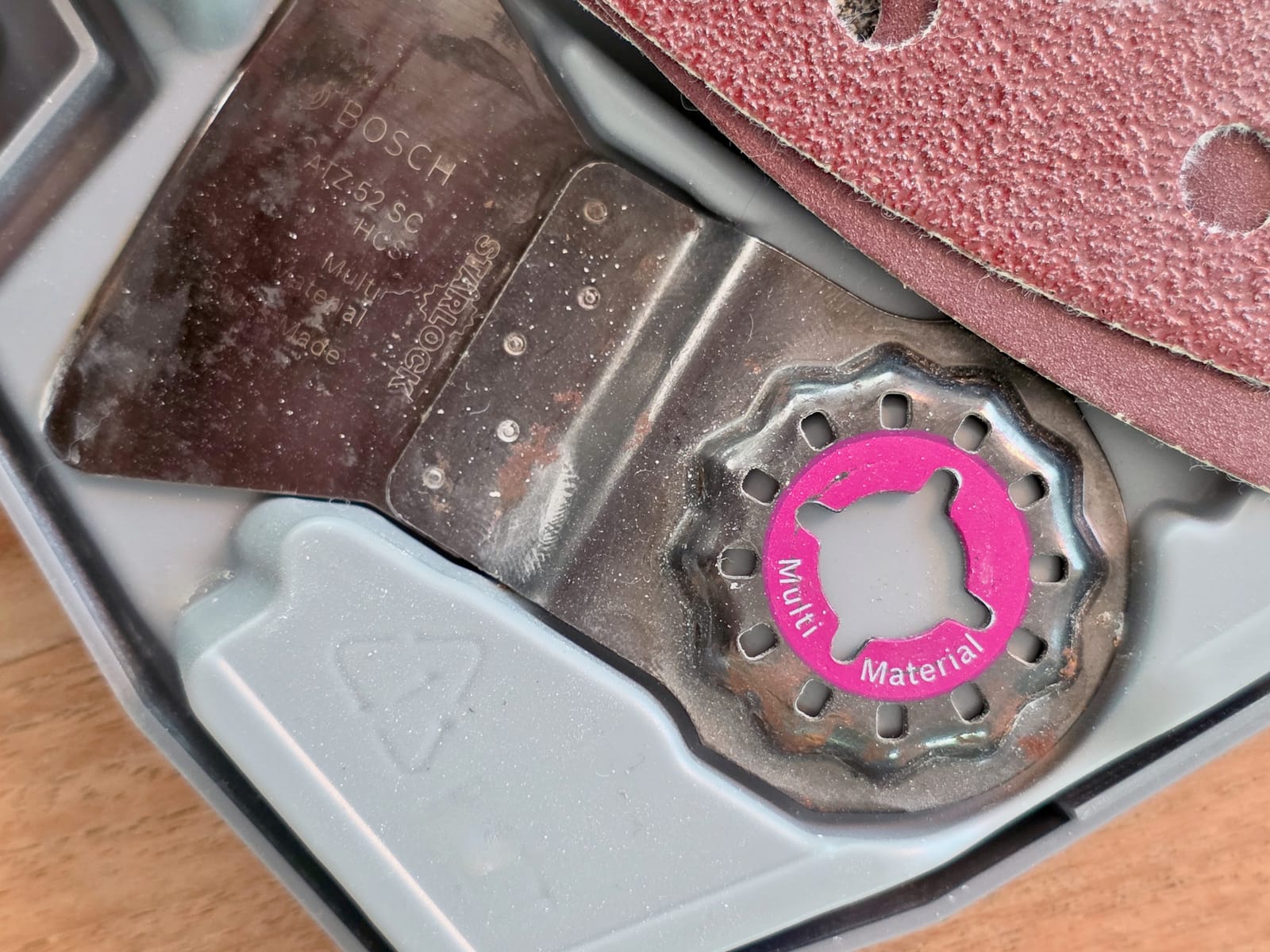 Lame en arc d’outil multifonction Bosch multimatériaux usée après rénovation