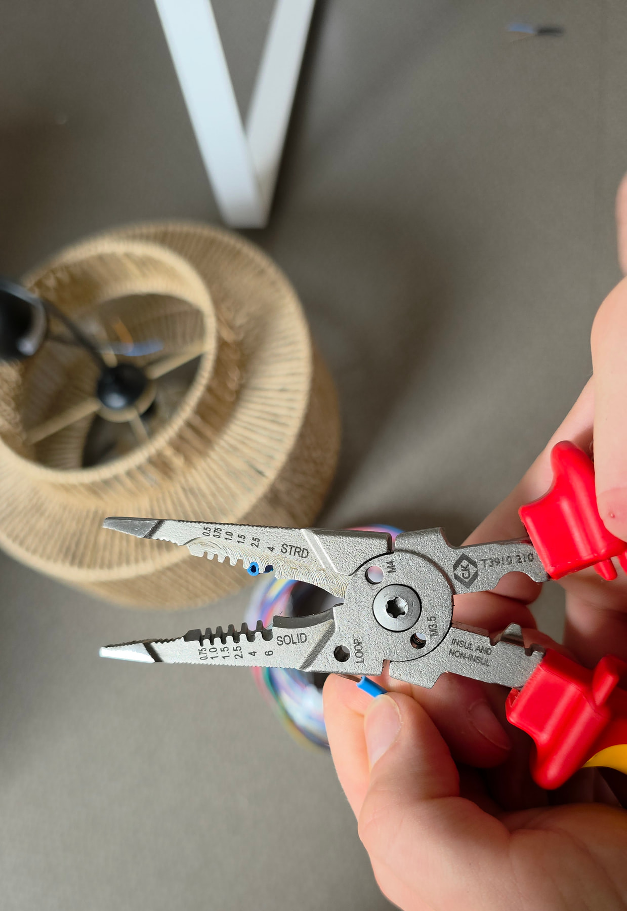 Brins de cuivre intacts après dénudage propre avec une pince C.K Tools