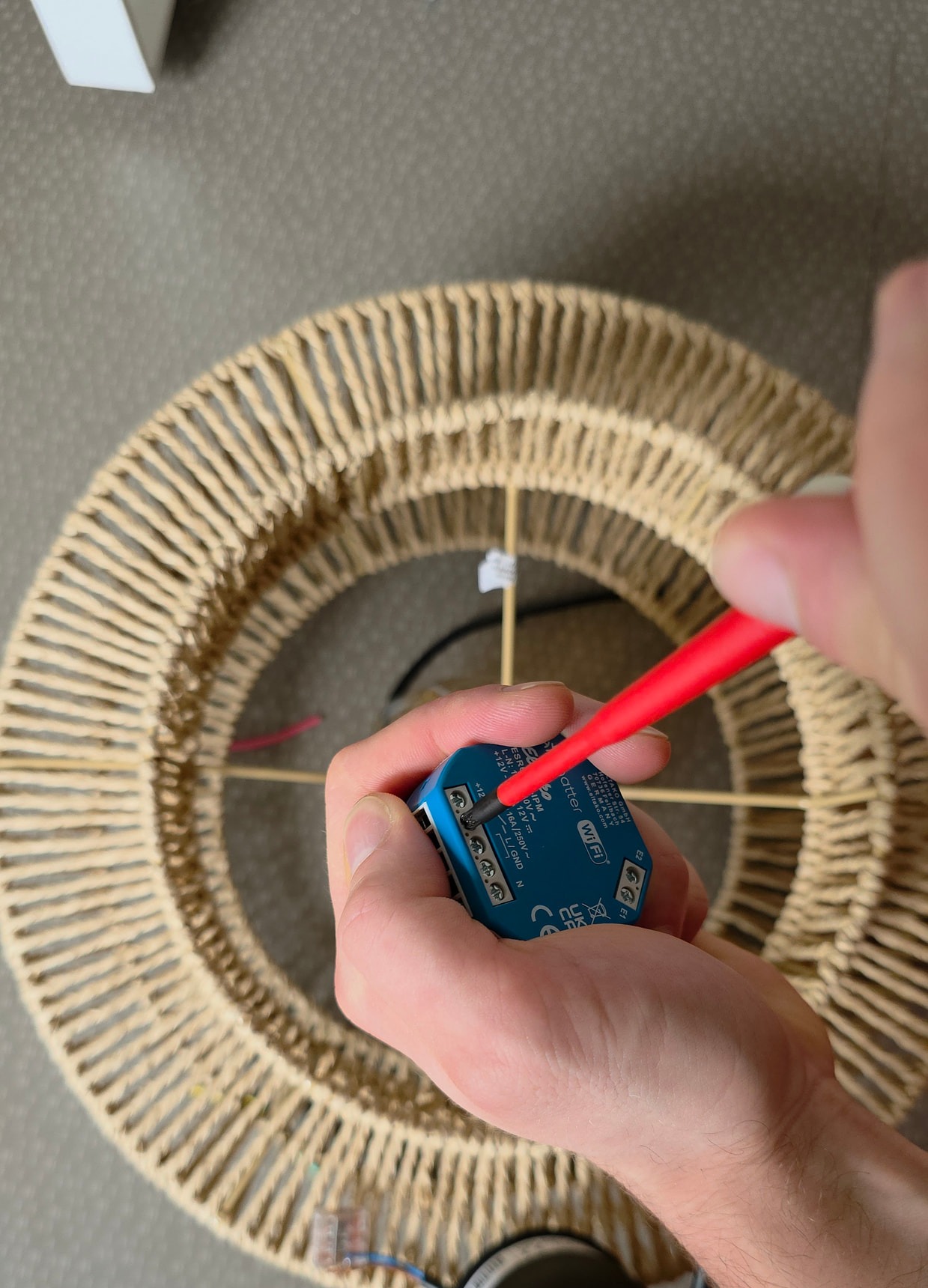 Conducteurs de phase neutre et commande raccordés sur le bornier Eltako ESR64NP-IPM