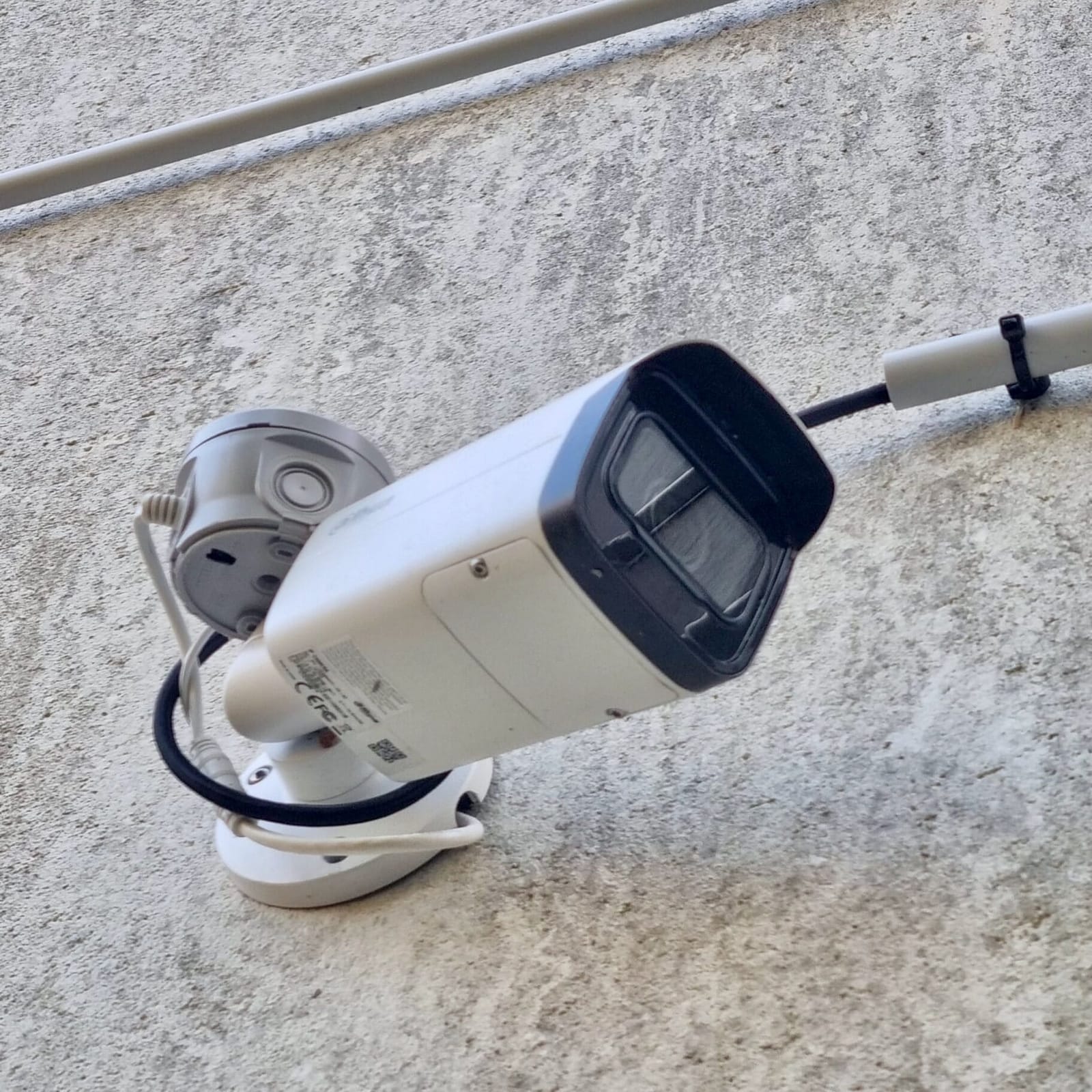 Caméra Dahua 5K fixée sur un mur extérieur avec infrarouge