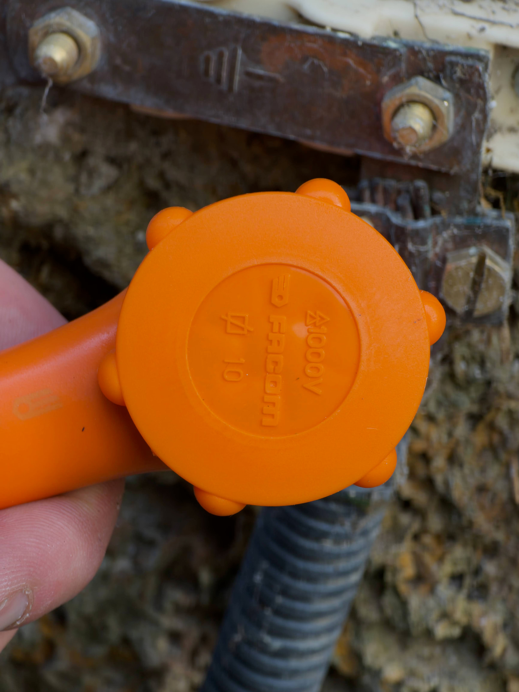 Détail du marquage 10 mm sur un outil isolé FACOM