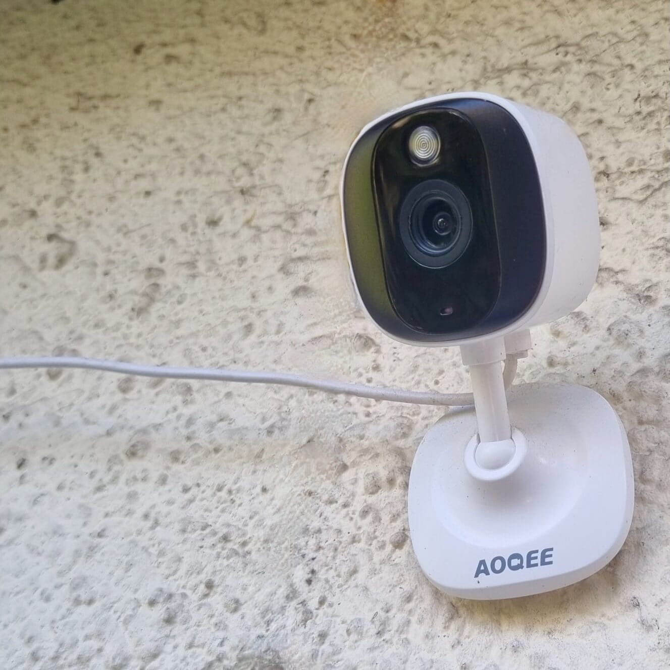 Caméra de surveillance extérieure en gros plan avec objectif central